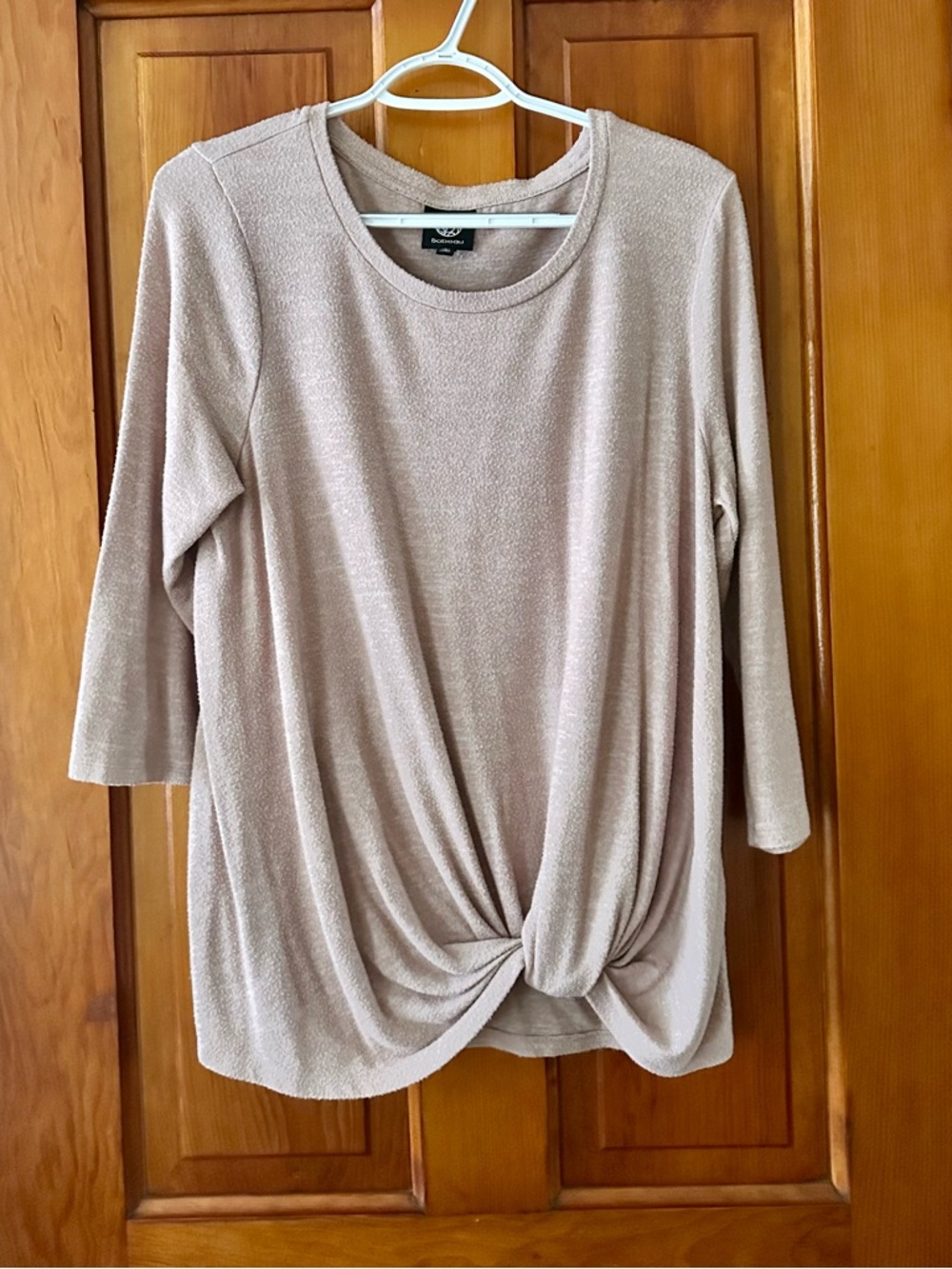 bobeau Twist-Front 3/4 Sleeve Tee in Light Taupe